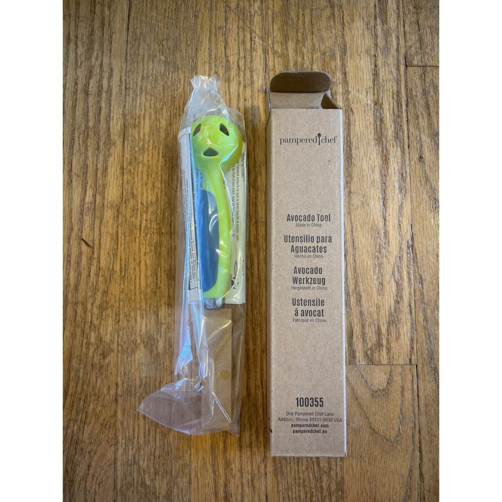 NEW Pampered Chef Avocado Tool 100355 3-in-1 Slicer Pitter Scoop Green